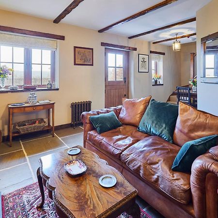 Charming Country Cottage With Oak Beams In Historic Setting, Brecon Beacons Retreat Llangadog 외부 사진
